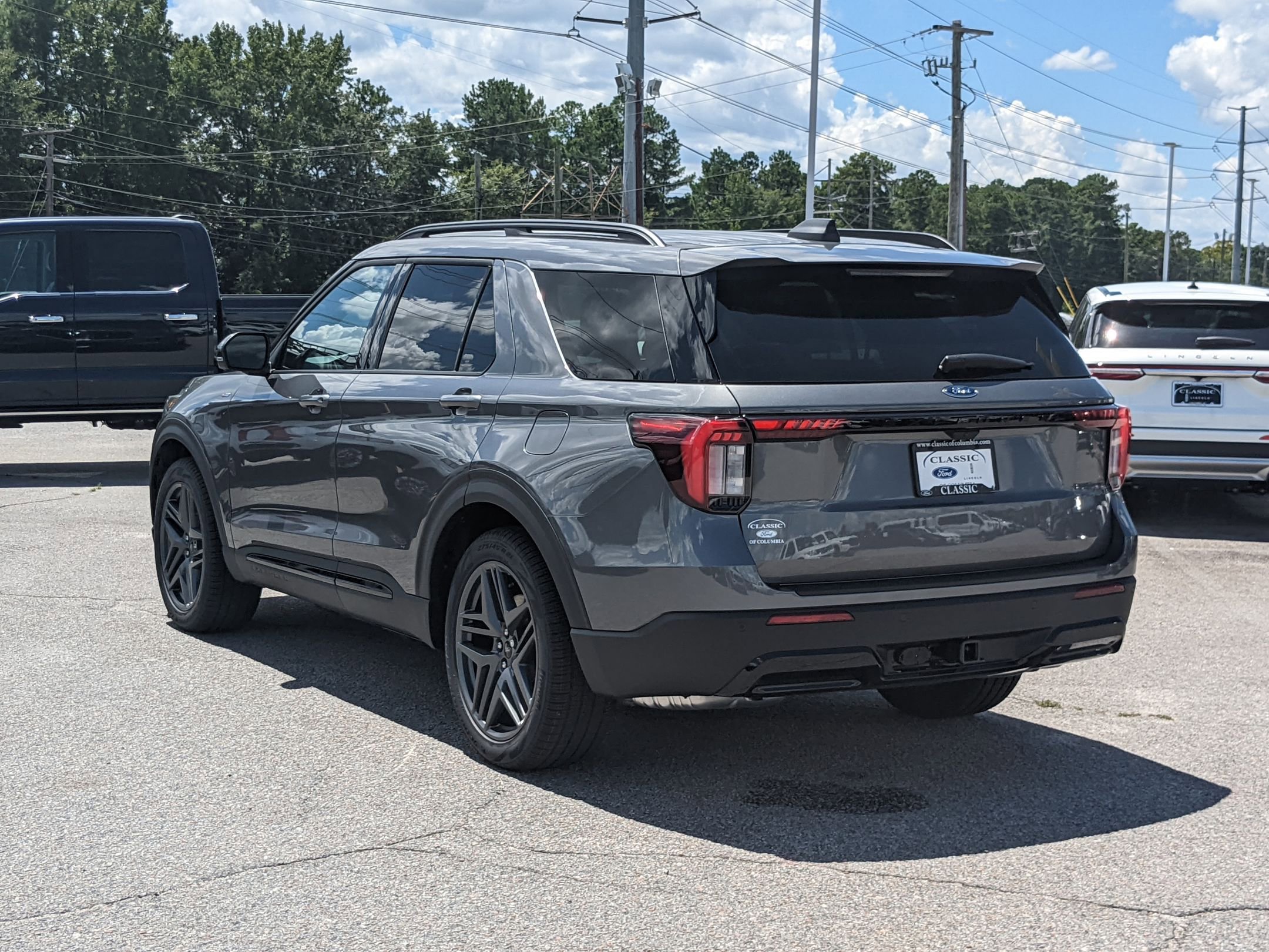 2025 Ford Explorer ST-Line photo 2