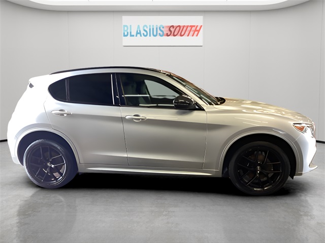 2021 Alfa Romeo Stelvio Ti photo 2