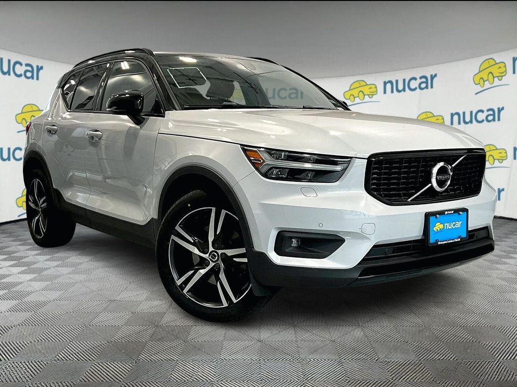 2022 Volvo XC40 R-Design's photo