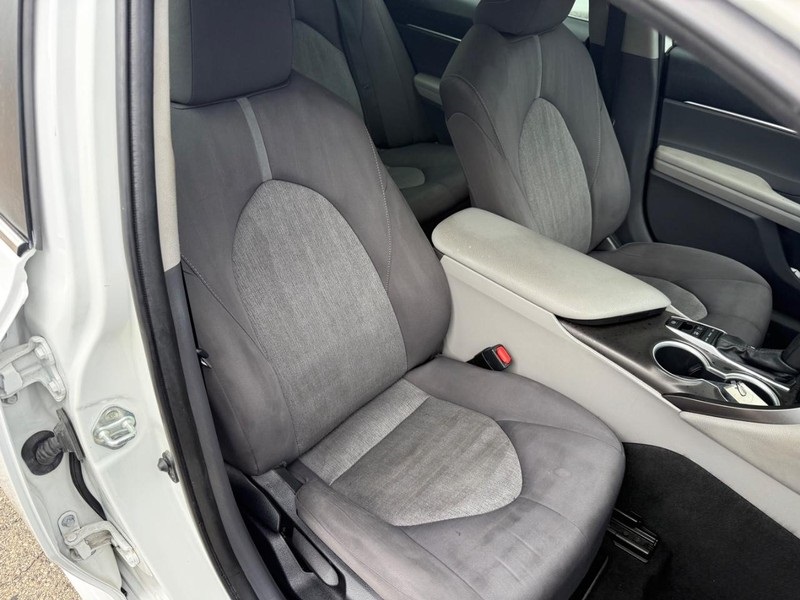 2023 Toyota Camry Hybrid LE photo 9