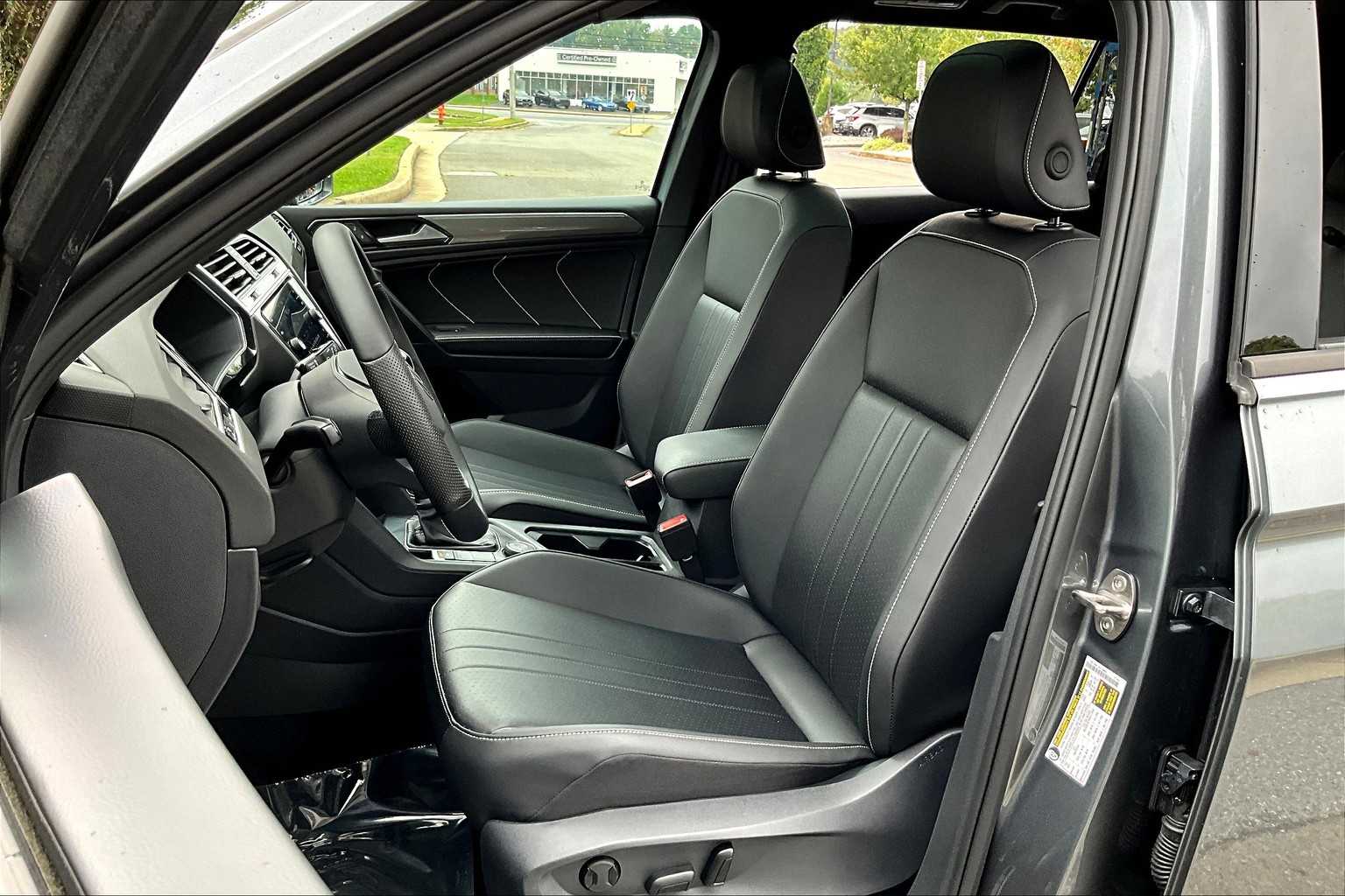 2024 Volkswagen Tiguan SE R-Line Black photo 6