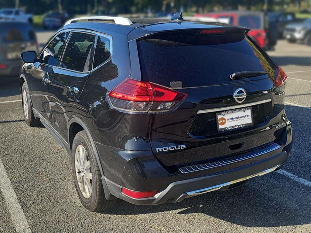 2017 Nissan Rogue SV photo 2