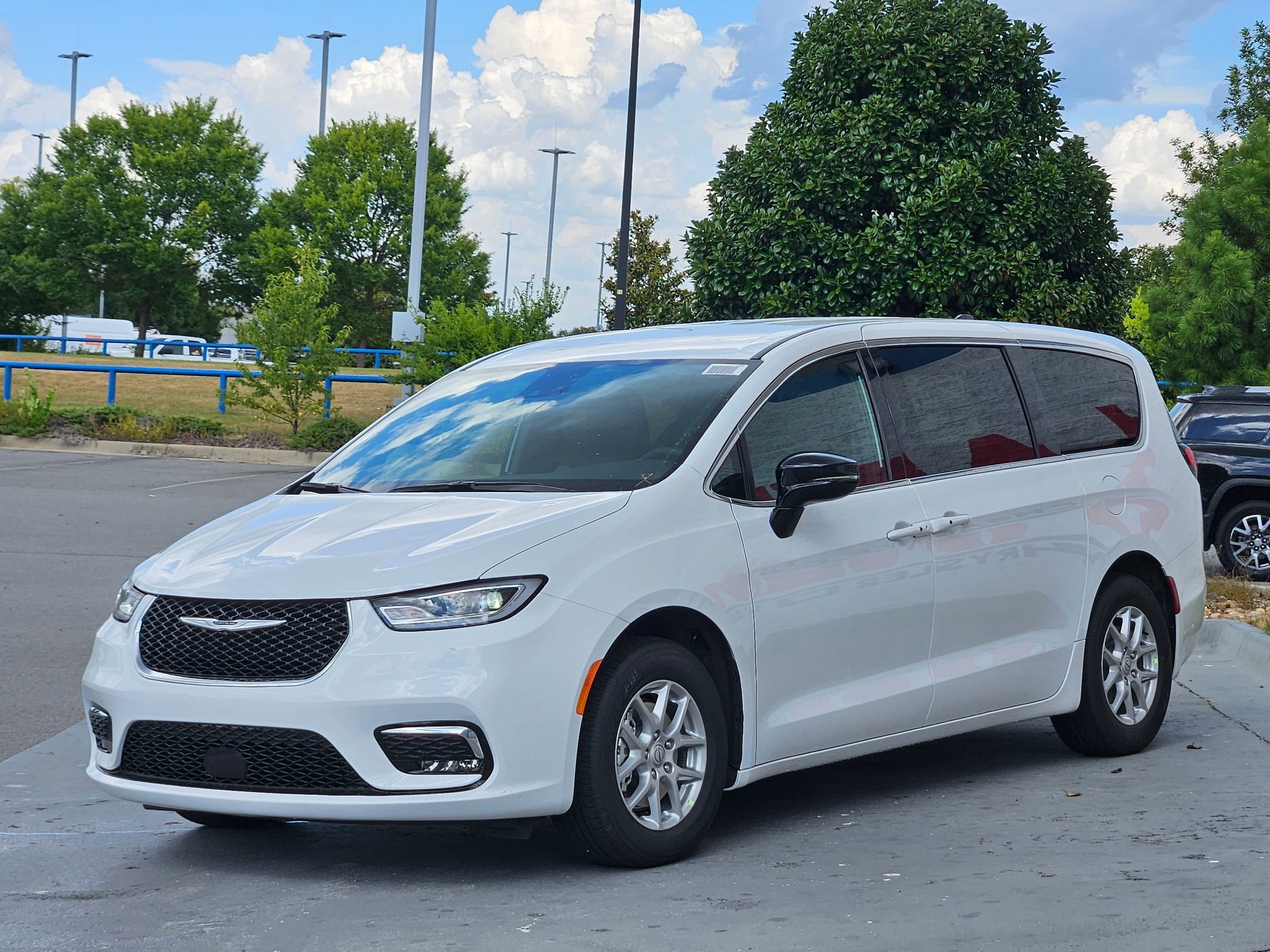 2025 Chrysler Pacifica photo 3