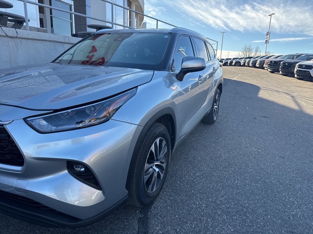 2021 Toyota Highlander XLE photo 2