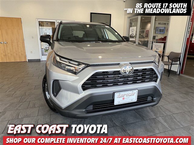 2025 Toyota RAV4 LE's photo