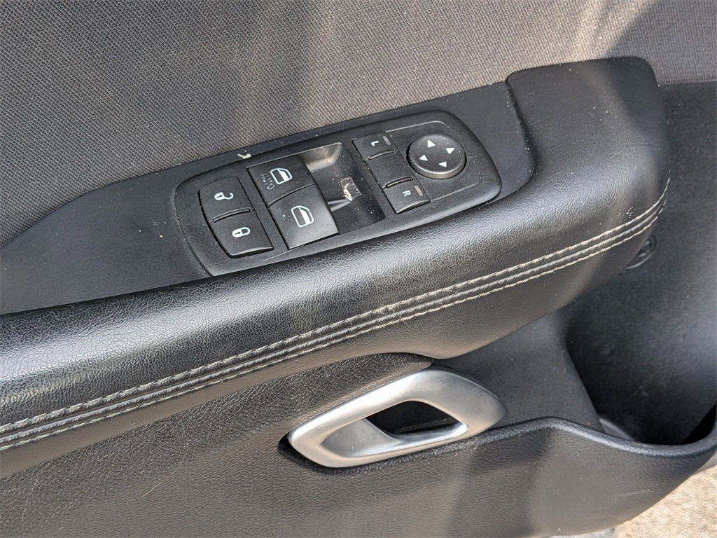 2015 Dodge Challenger R/T photo 9