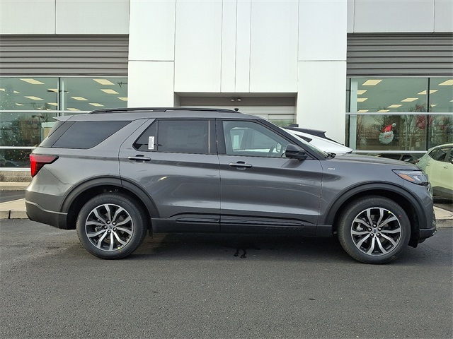 2026 Ford Explorer ST-LINE's photo