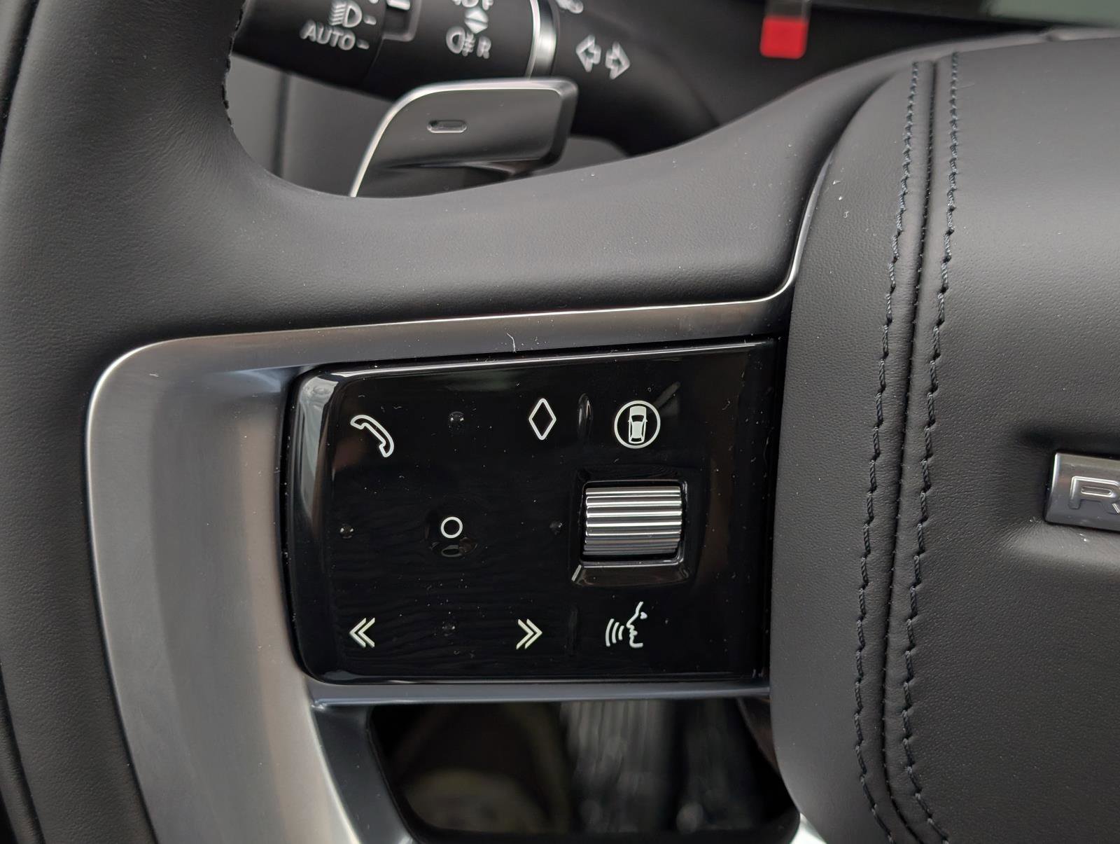 2025 Land Rover Range Rover SE photo 12