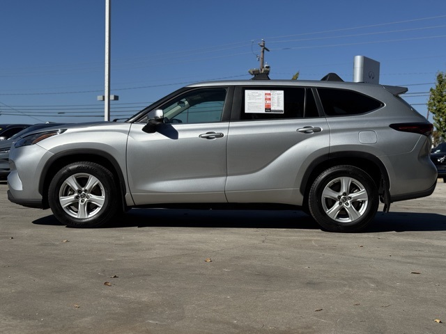 2024 Toyota Highlander LE photo 2