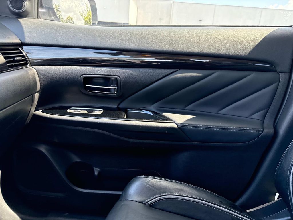 2018 Mitsubishi Outlander PHEV SEL photo 13