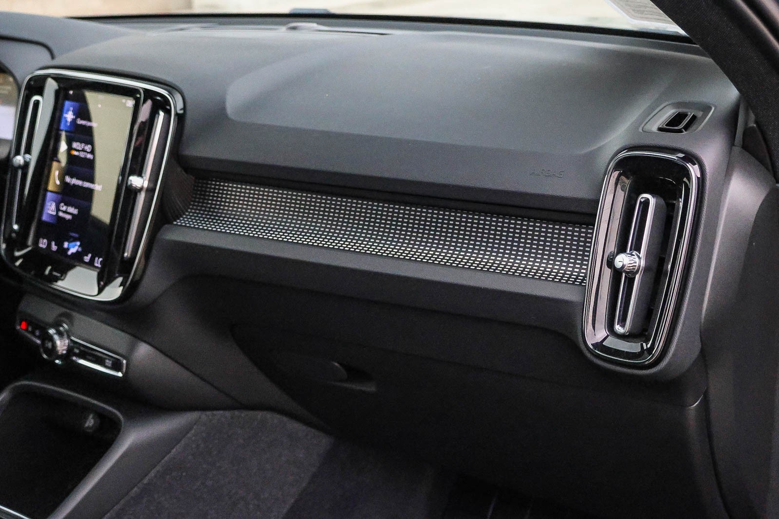 2022 Volvo XC40 R-Design photo 35