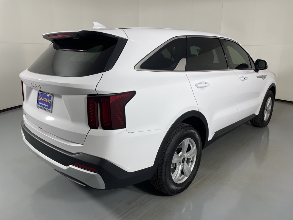 2026 Kia Sorento LX photo 4