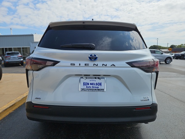 2023 Toyota Sienna XLE photo 7