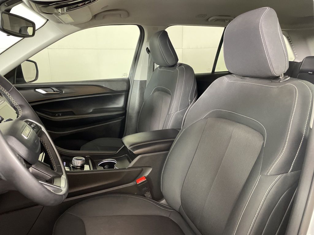 2023 Jeep Grand Cherokee Laredo photo 16