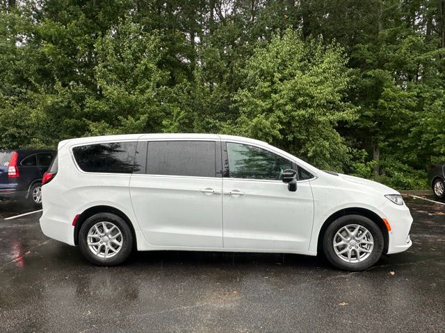 2026 Chrysler Pacifica photo 4