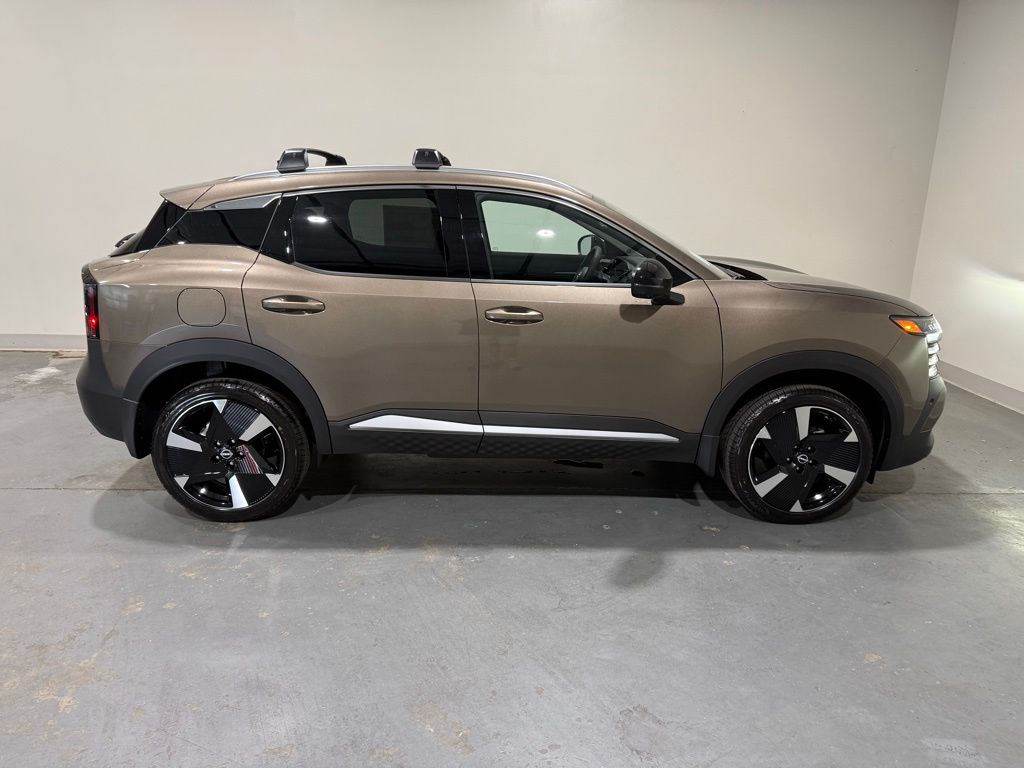 2026 Nissan Kicks SR photo 4