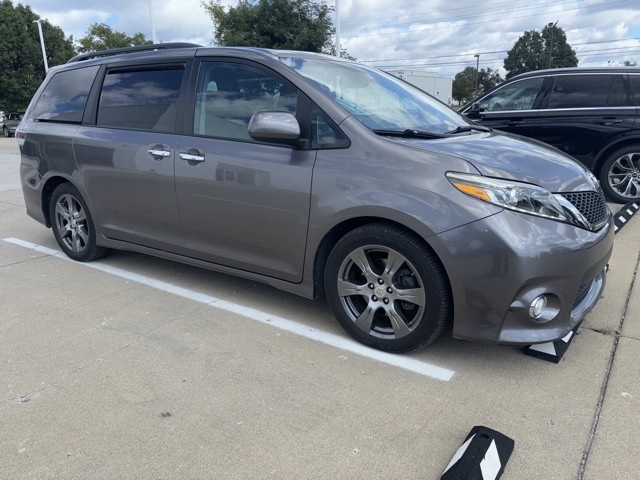 2017 Toyota Sienna SE photo 2