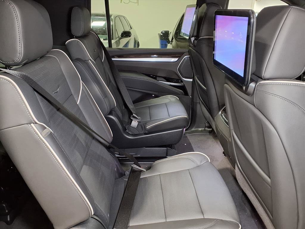 2026 Cadillac Escalade ESV Luxury photo 4