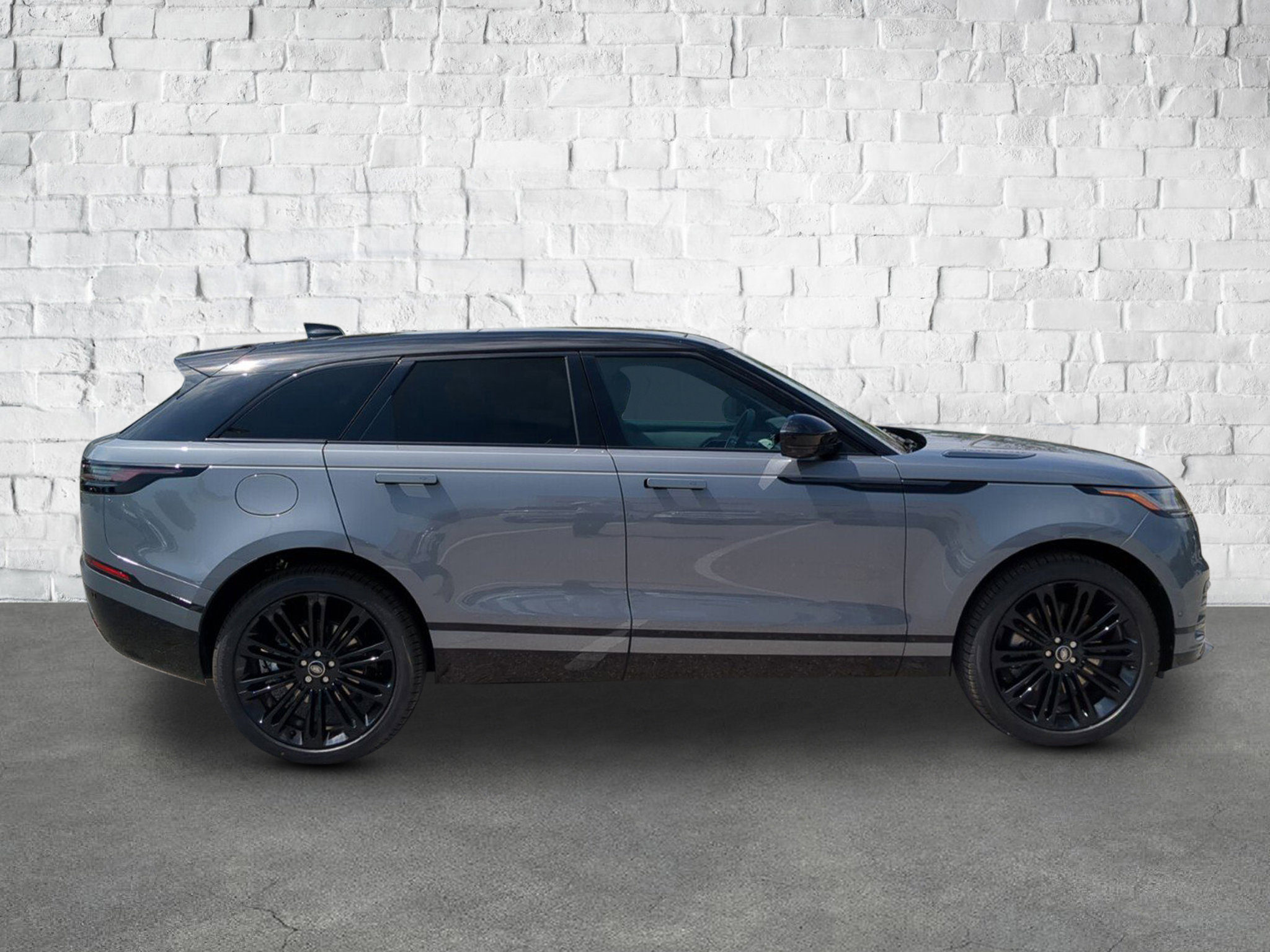 2026 Land Rover Range Rover Velar SE photo 3