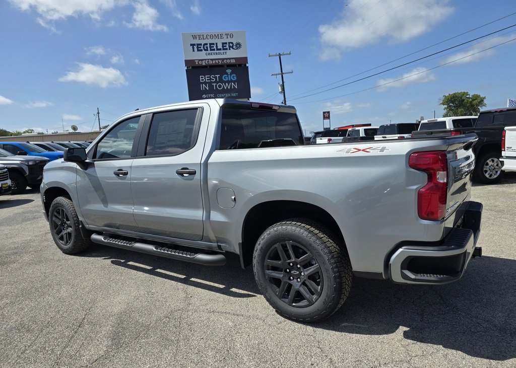 2025 Chevrolet Silverado 1500 Custom photo 3