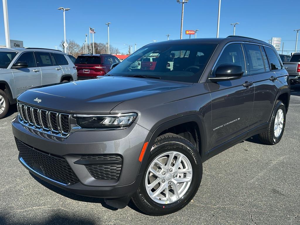 2025 Jeep Grand Cherokee Laredo photo 2