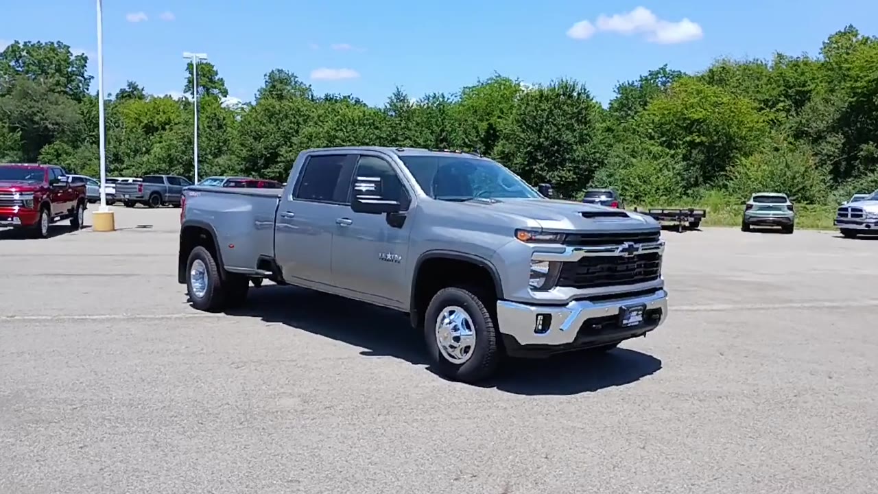 2025 Chevrolet Silverado 3500HD LT photo 2