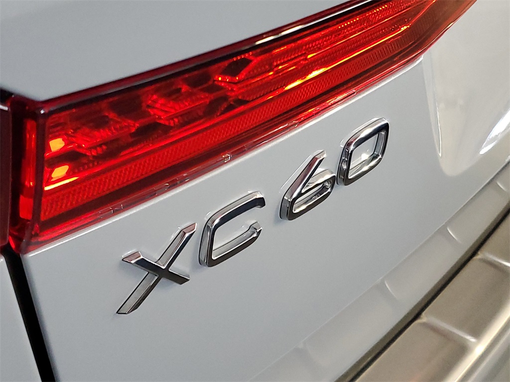2025 Volvo XC60 Hybrid T8 Plus photo 4