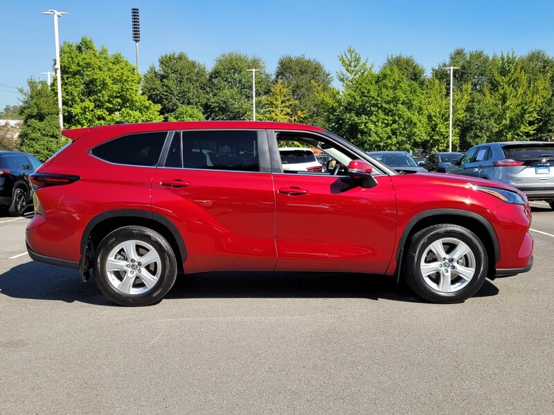 2024 Toyota Highlander LE photo 2