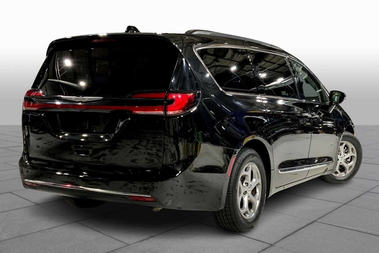 2023 Chrysler Pacifica Limited photo 11