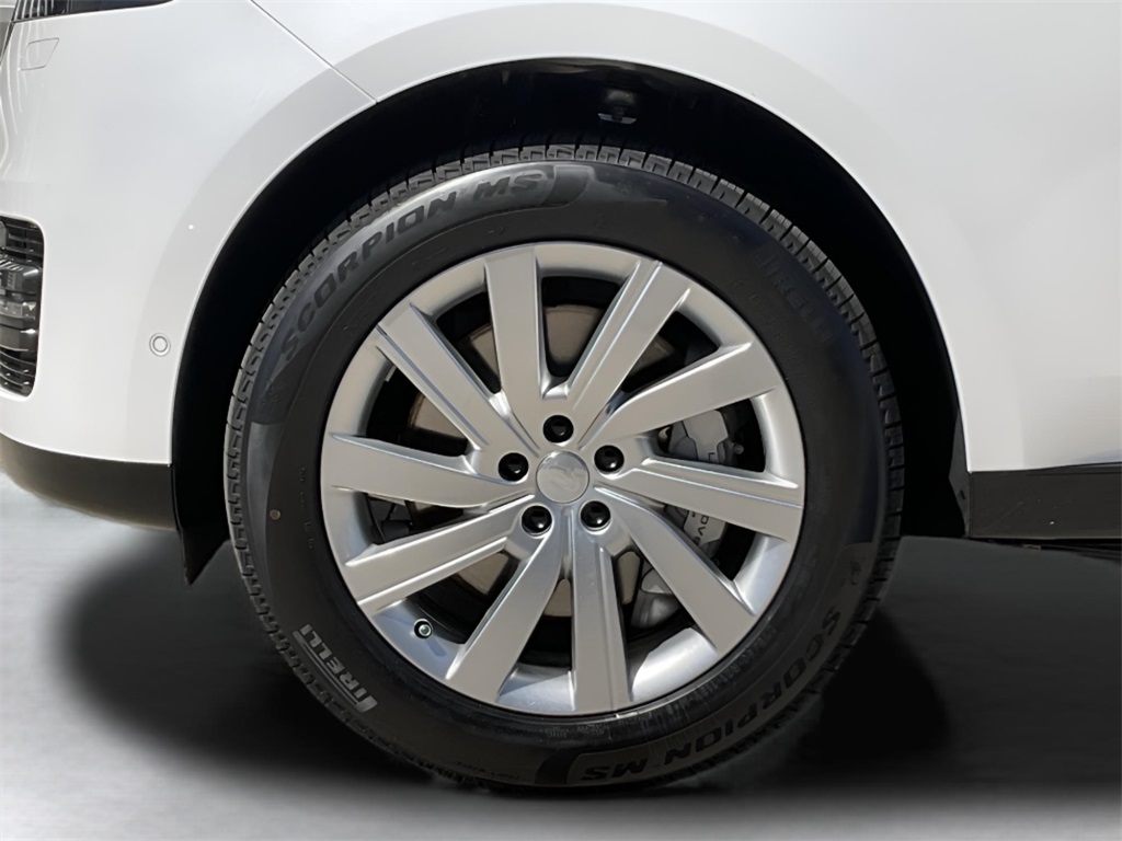 2025 Land Rover Range Rover SE photo 18