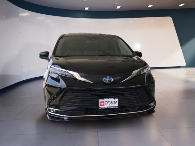2023 Toyota Sienna XLE photo 8