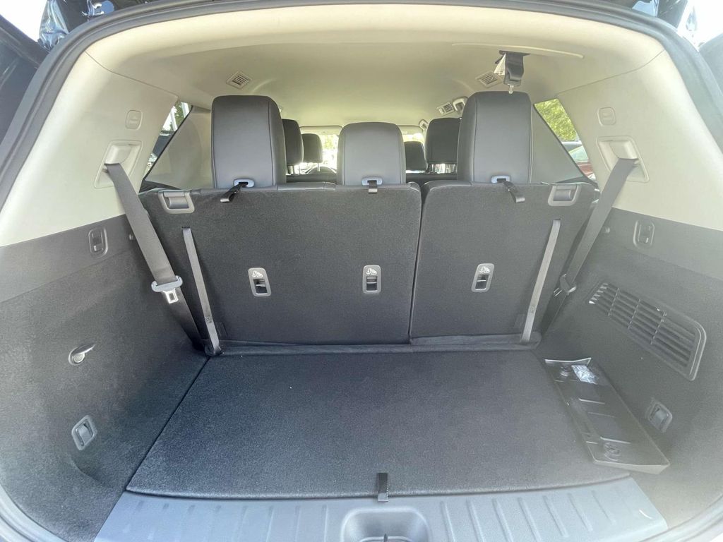 2025 Nissan Pathfinder SL photo 5