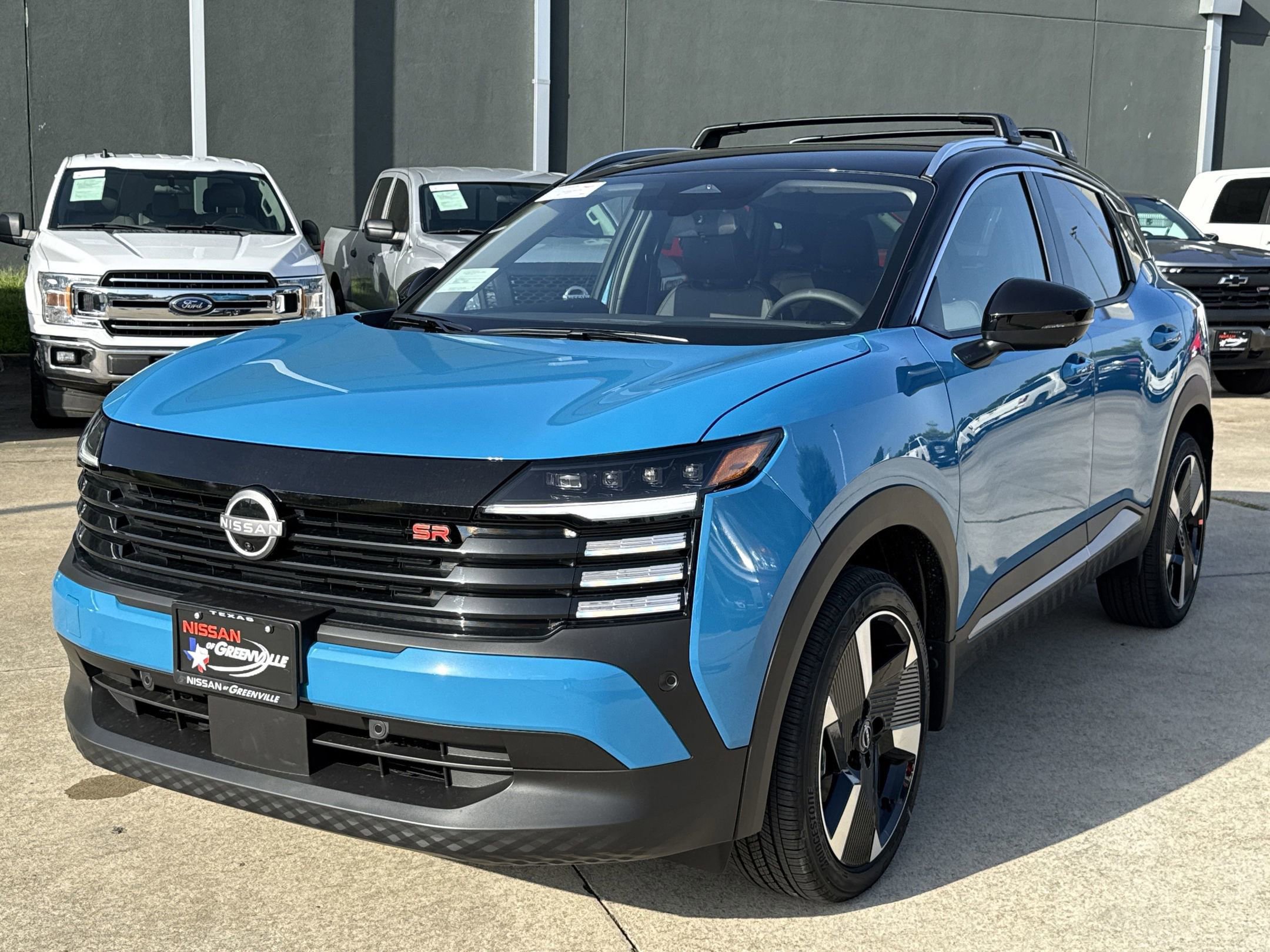 2025 Nissan Kicks SR photo 2