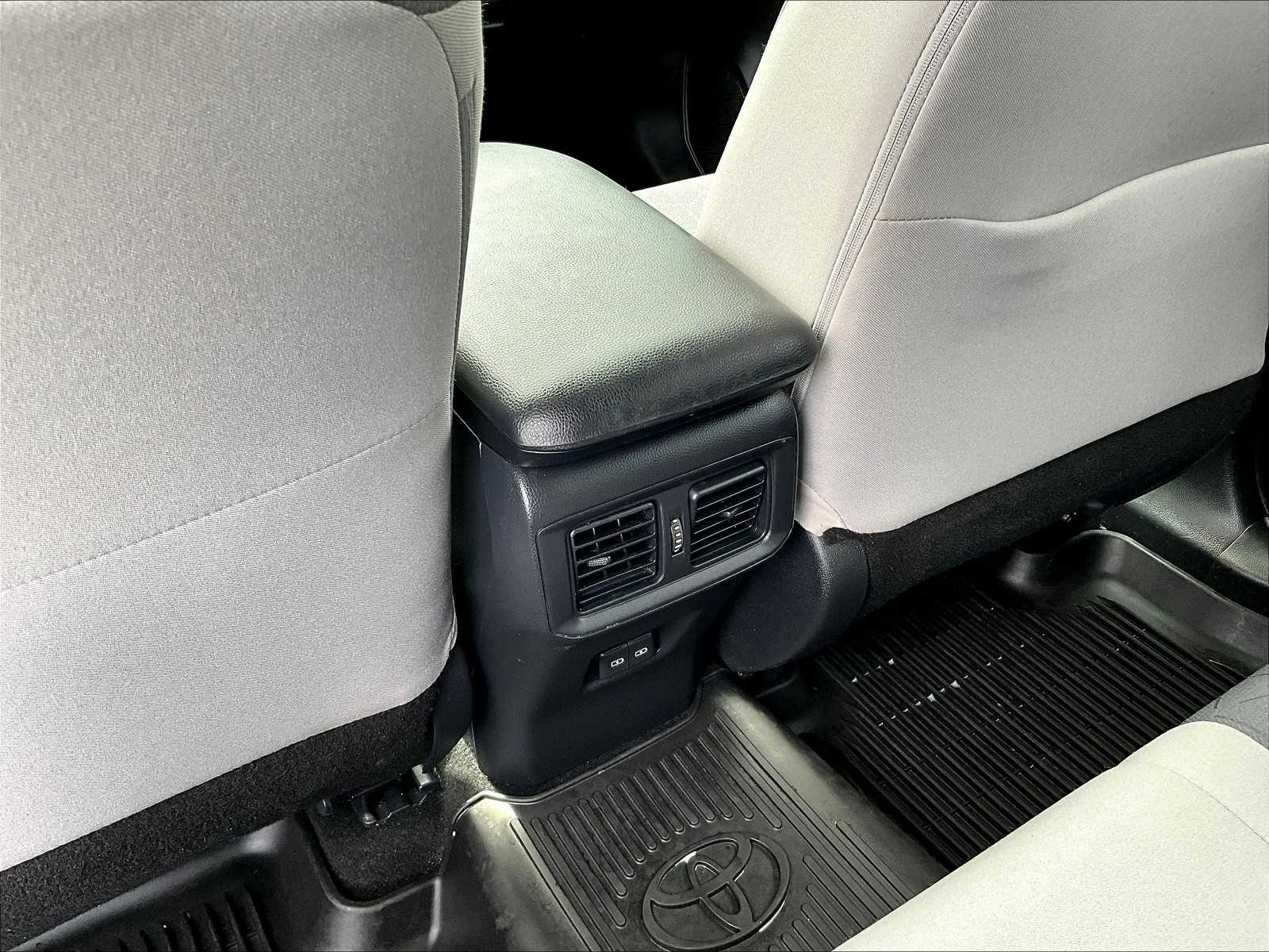 2023 Toyota RAV4 XLE photo 28