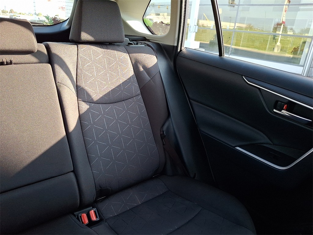 2019 Toyota RAV4 Hybrid XLE photo 18
