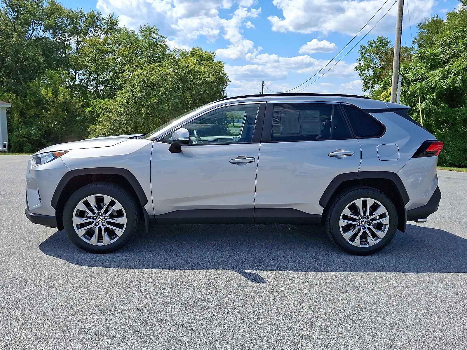 2021 Toyota RAV4 XLE Premium photo 4