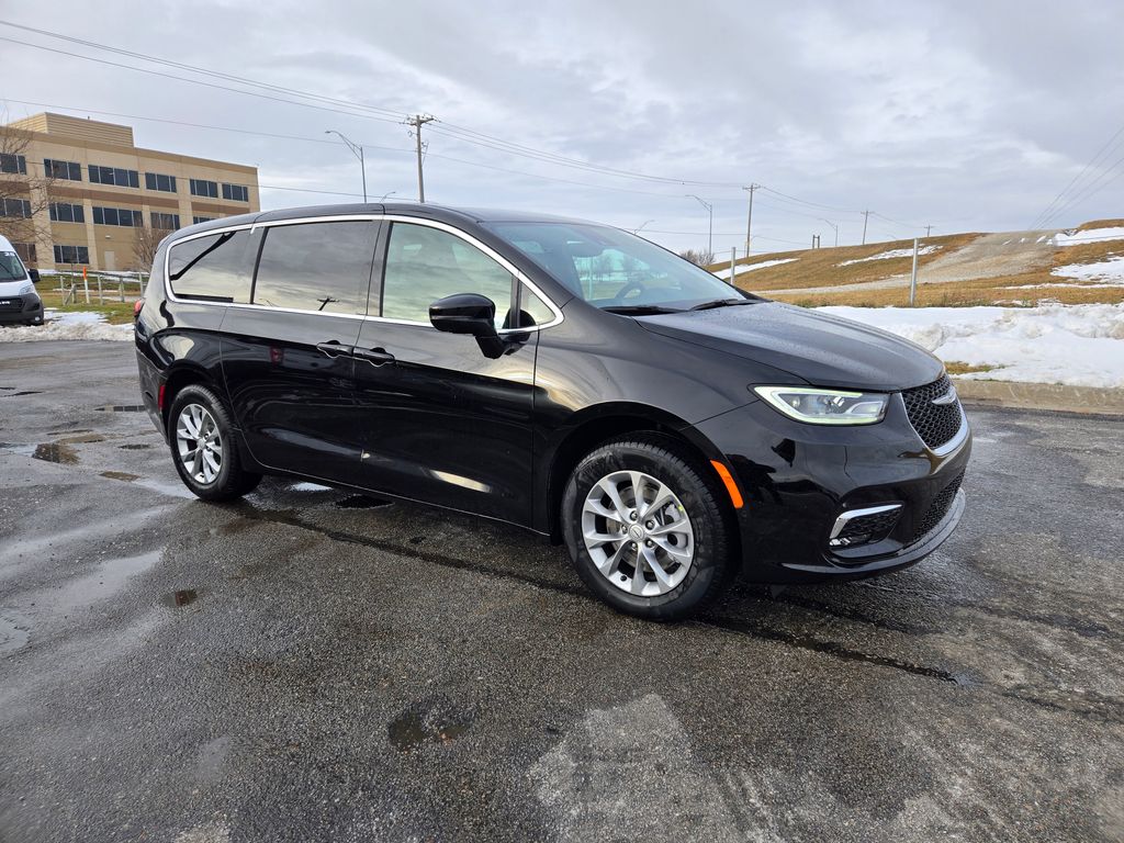 2026 Chrysler Pacifica Select's photo