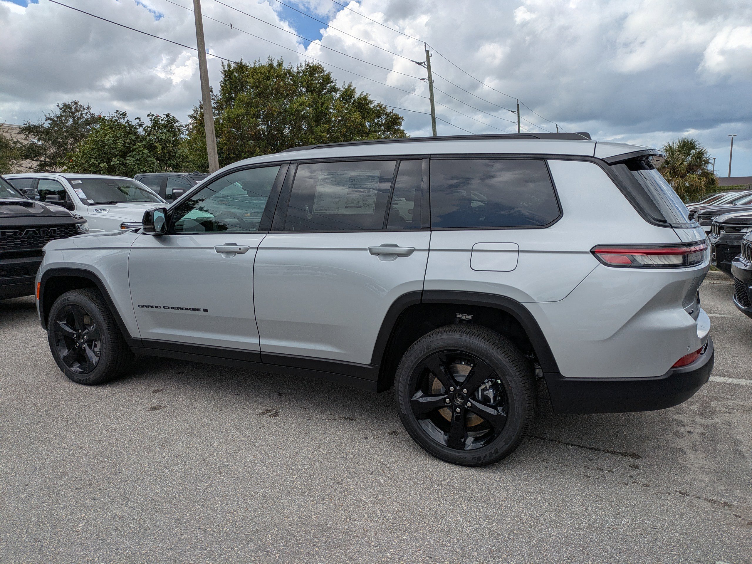 2025 Jeep Grand Cherokee Laredo Altitude photo 7