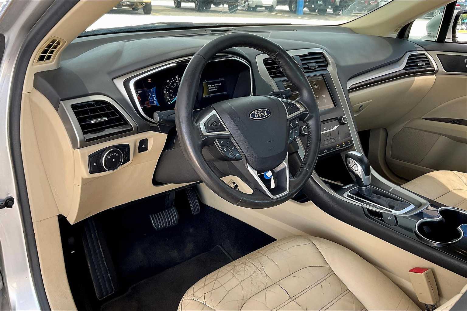 2014 Ford Fusion SE Hybrid photo 17