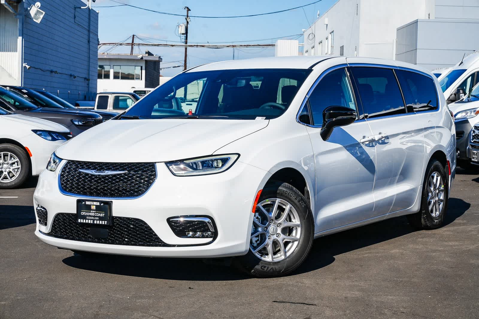 2026 Chrysler Pacifica Select's photo