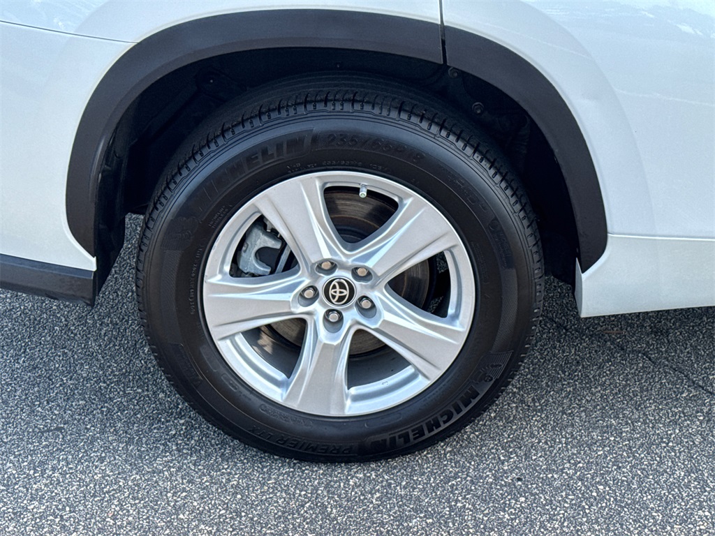 2023 Toyota Highlander L photo 16