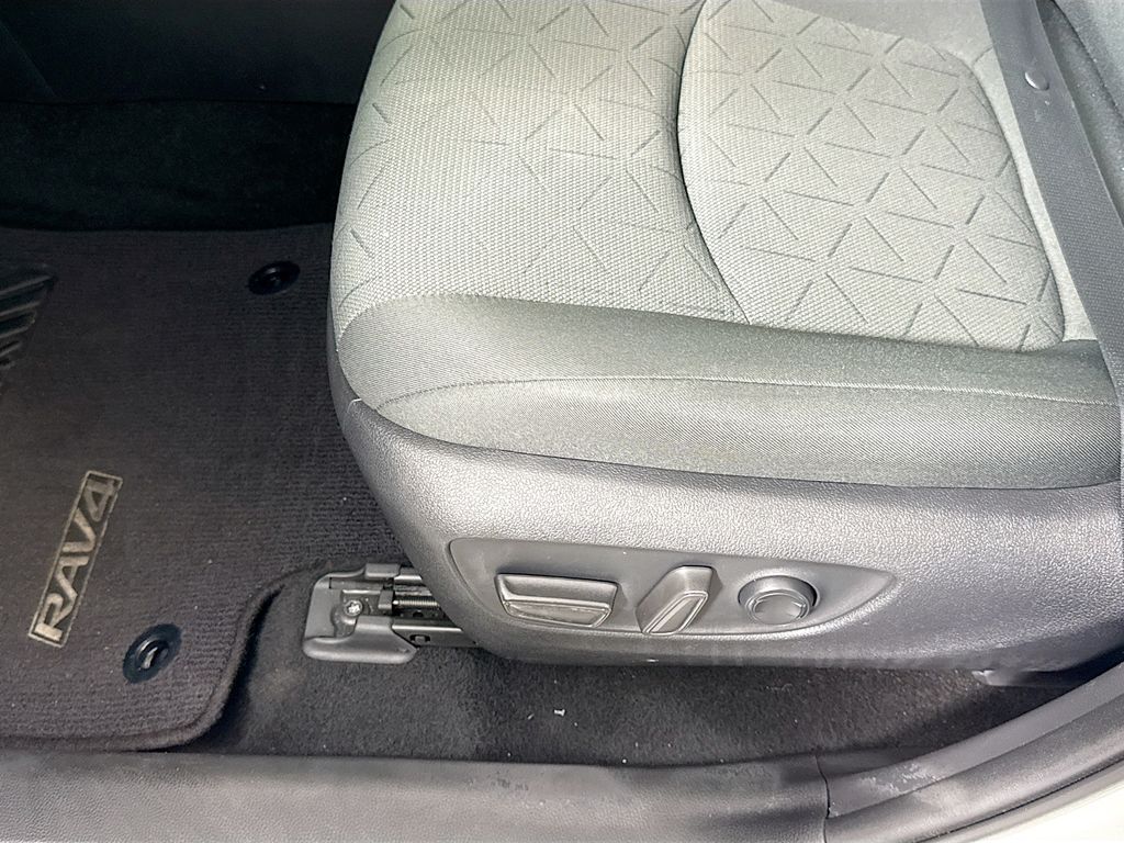 2021 Toyota RAV4 Hybrid XLE photo 17