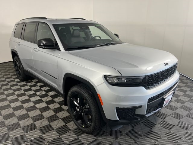 2025 Jeep Grand Cherokee Limited photo 3