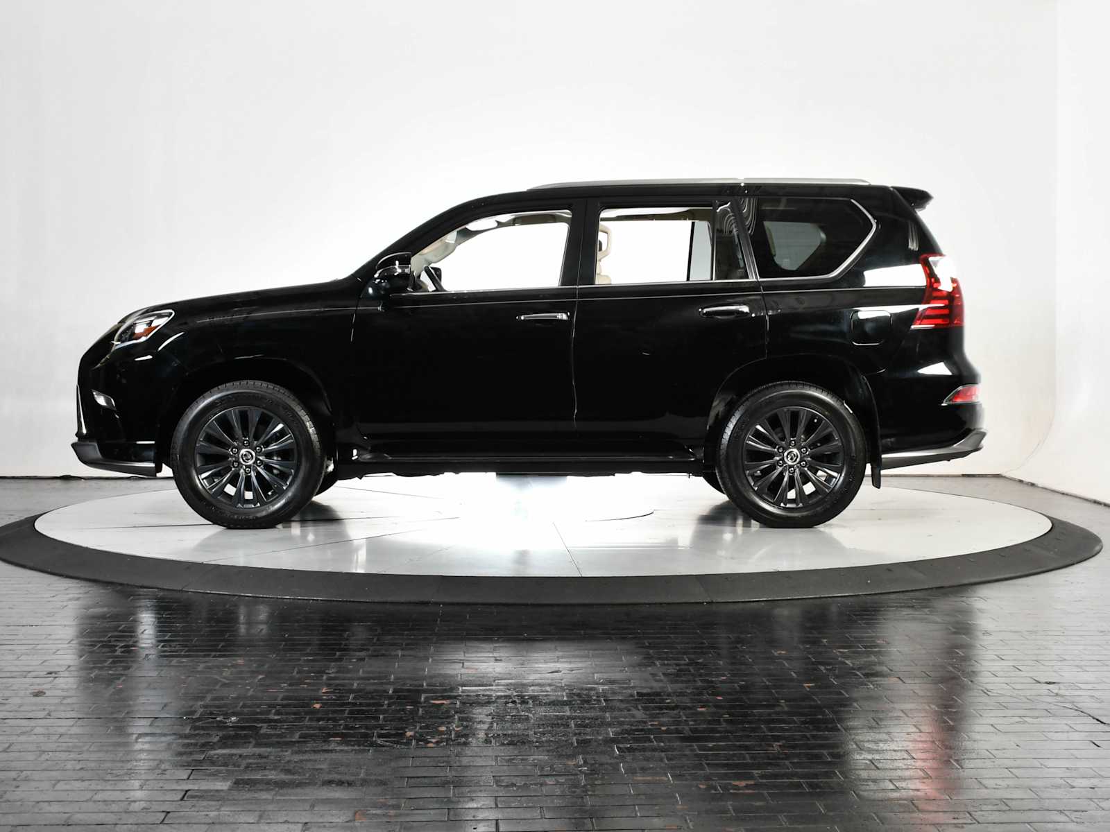2021 Lexus GX Luxury photo 2