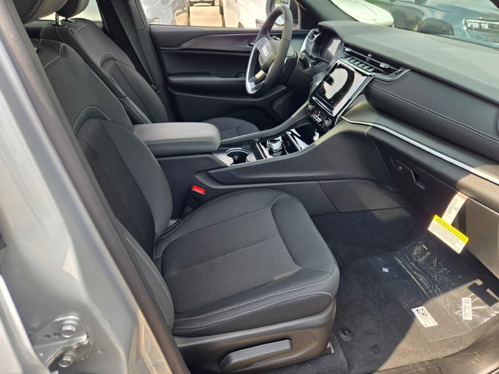 2025 Jeep Grand Cherokee Laredo photo 5