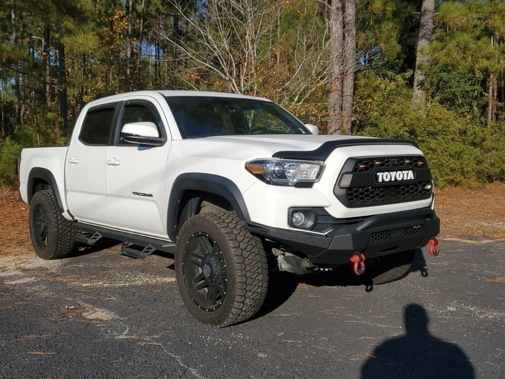 2020 Toyota Tacoma TRD Off-Road photo 2
