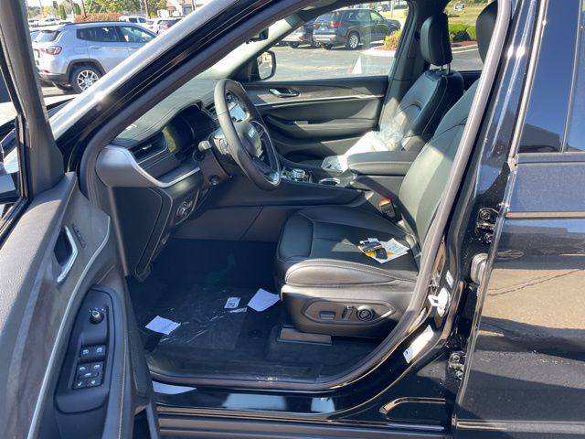 2025 Jeep Grand Cherokee Limited photo 3