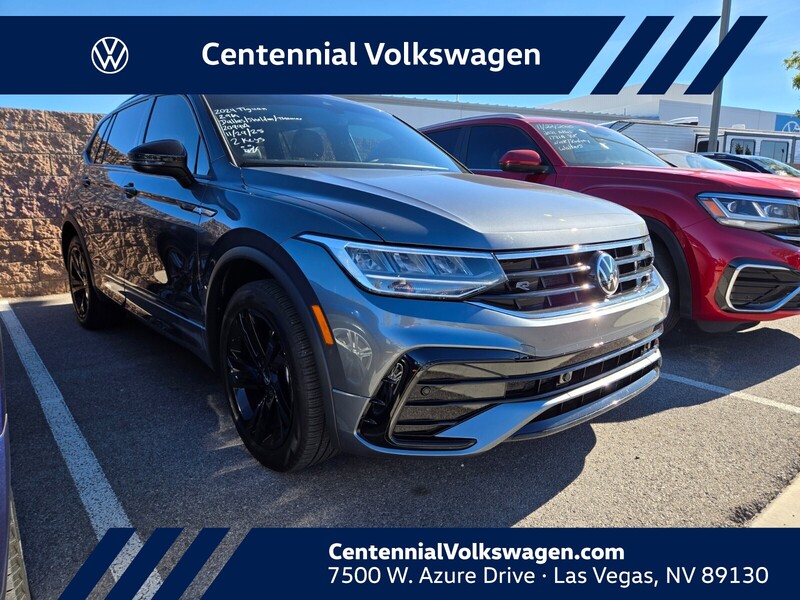 2024 Volkswagen Tiguan SE R-LINE BLACK's photo