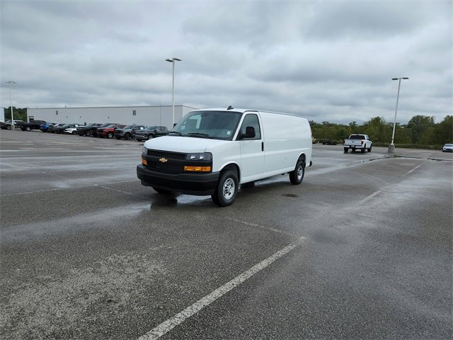 2025 Chevrolet Express Cargo 3500 photo 2