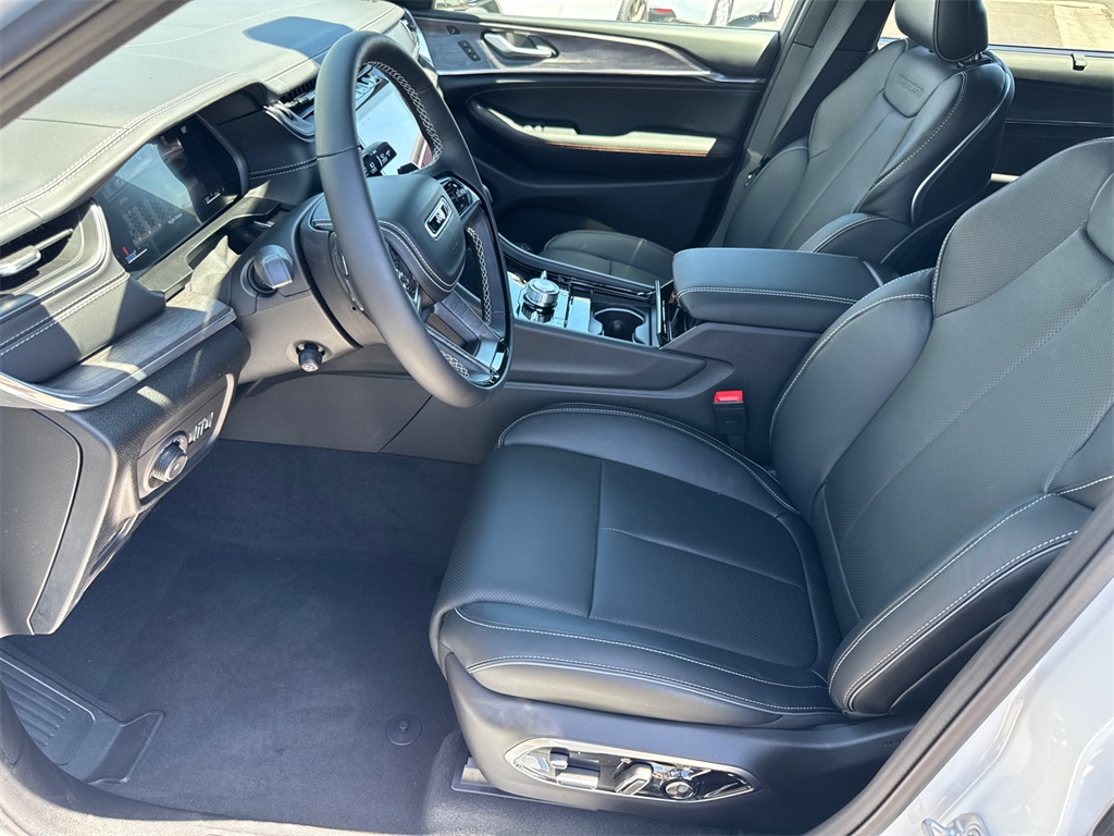 2025 Jeep Grand Cherokee Overland photo 26